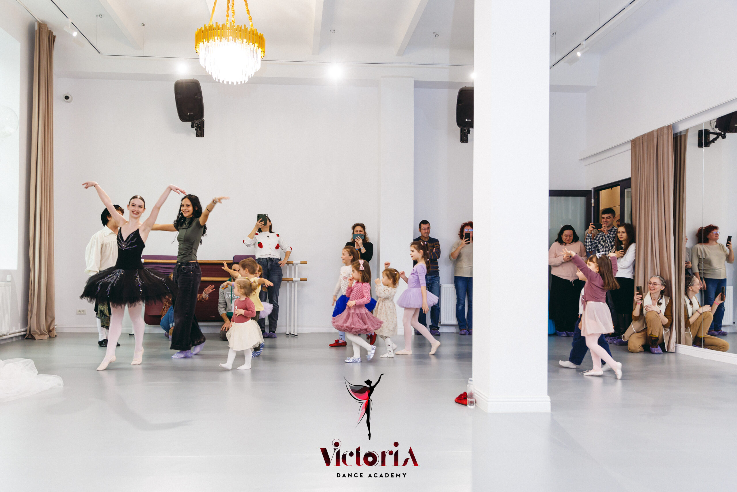 Copii dansând aniversare sala balet București