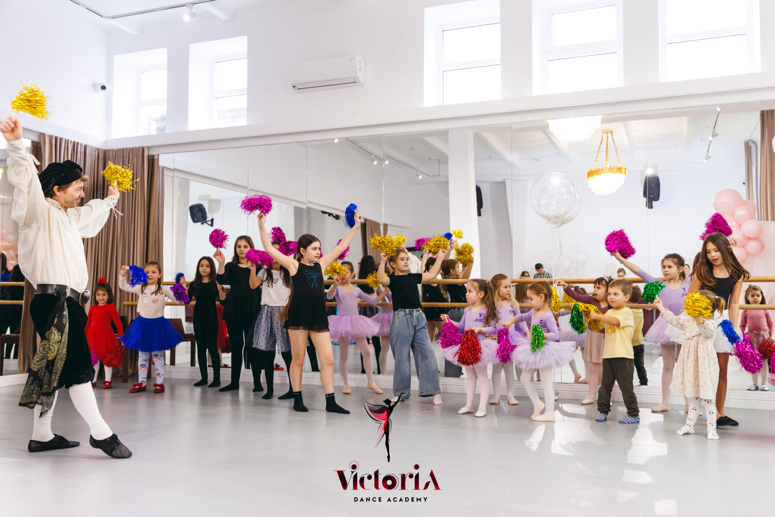 Copii dansând la aniversare balet Victoria Dance Academy București